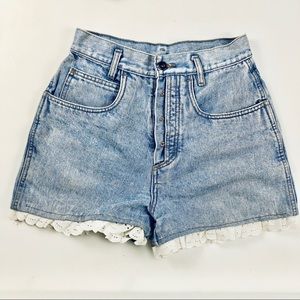 90S RIO BUTTON FLY JEAN SHORTS WITH RUFFLE HEM